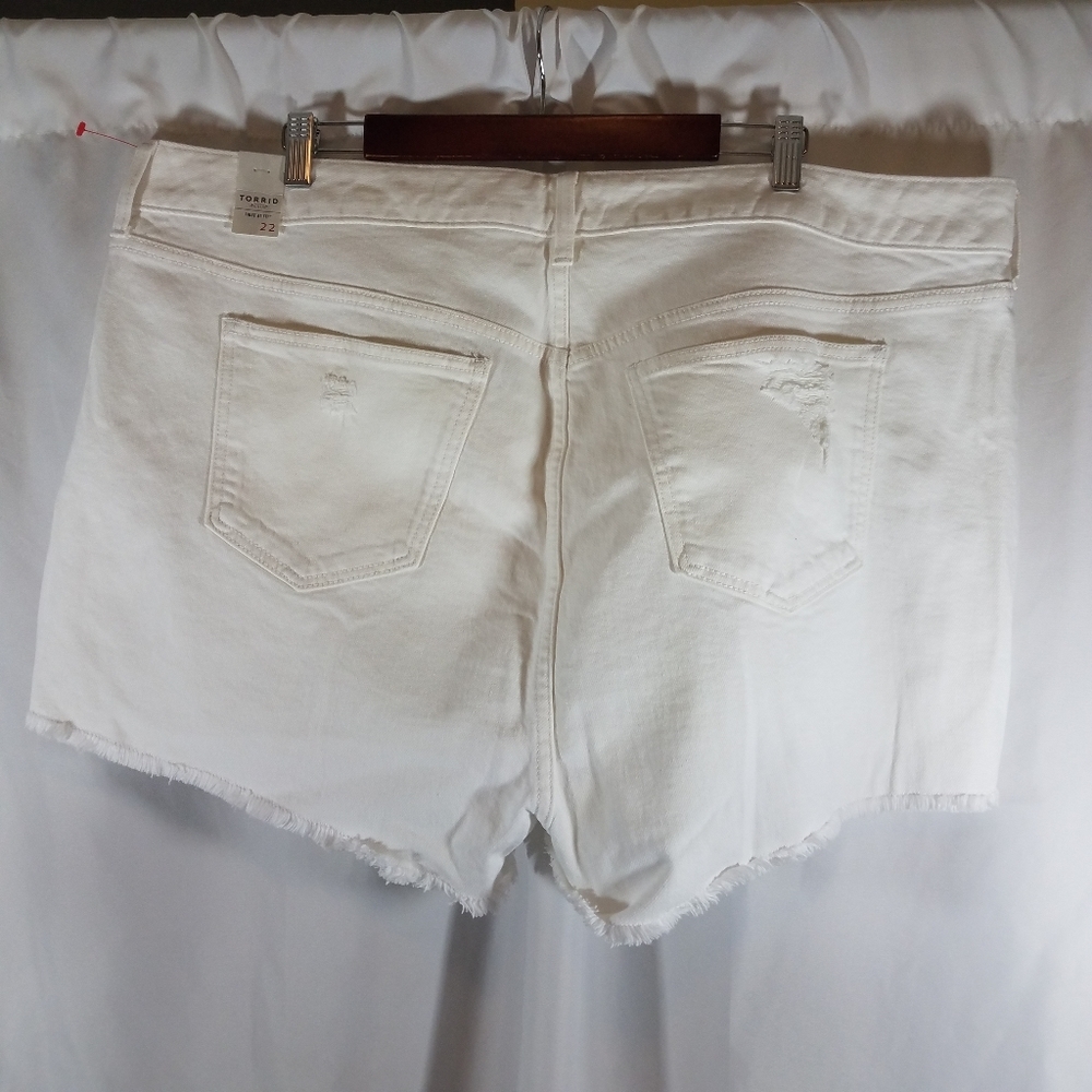 Torrid Button Fly Optic White Distressed Short 22 NWT - Picture 2 of 12